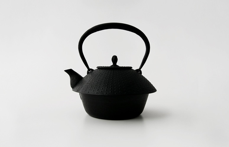 南部鉄器 鉄瓶 / 南部鉄瓶 / 釜定 / 東屋 あられ [ やかん 日本製 ih