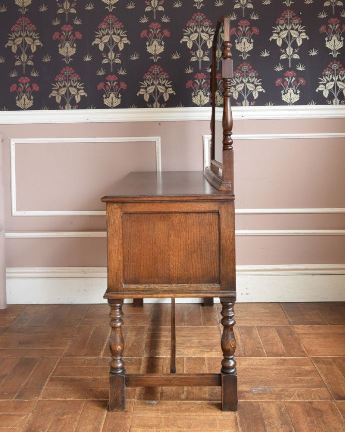 英国のアンティーク家具、お花の彫りが美しいオーク材のドレッサー(k