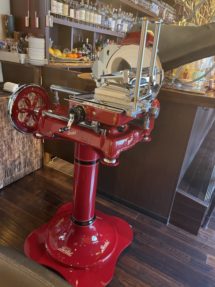 世界最高峰のイタリア製生ハムスライサーを導入致しました