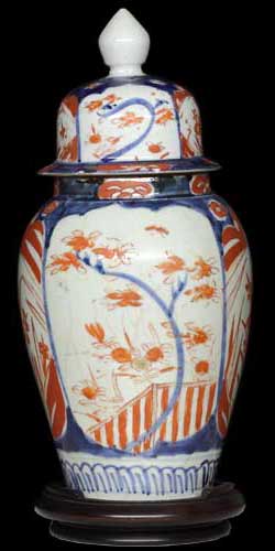 古伊万里沈香壺で貴賓のある部屋 – 黒金の舎