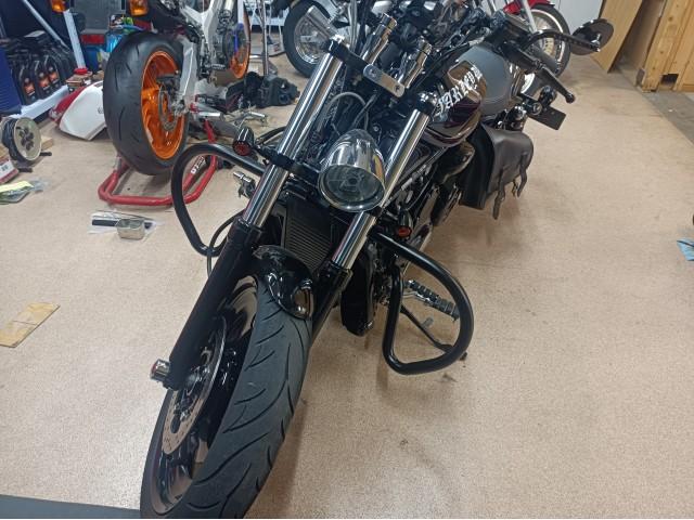 VRSCDXの持ち込み社外エンジンガード取付。ものによっては加工が必要に