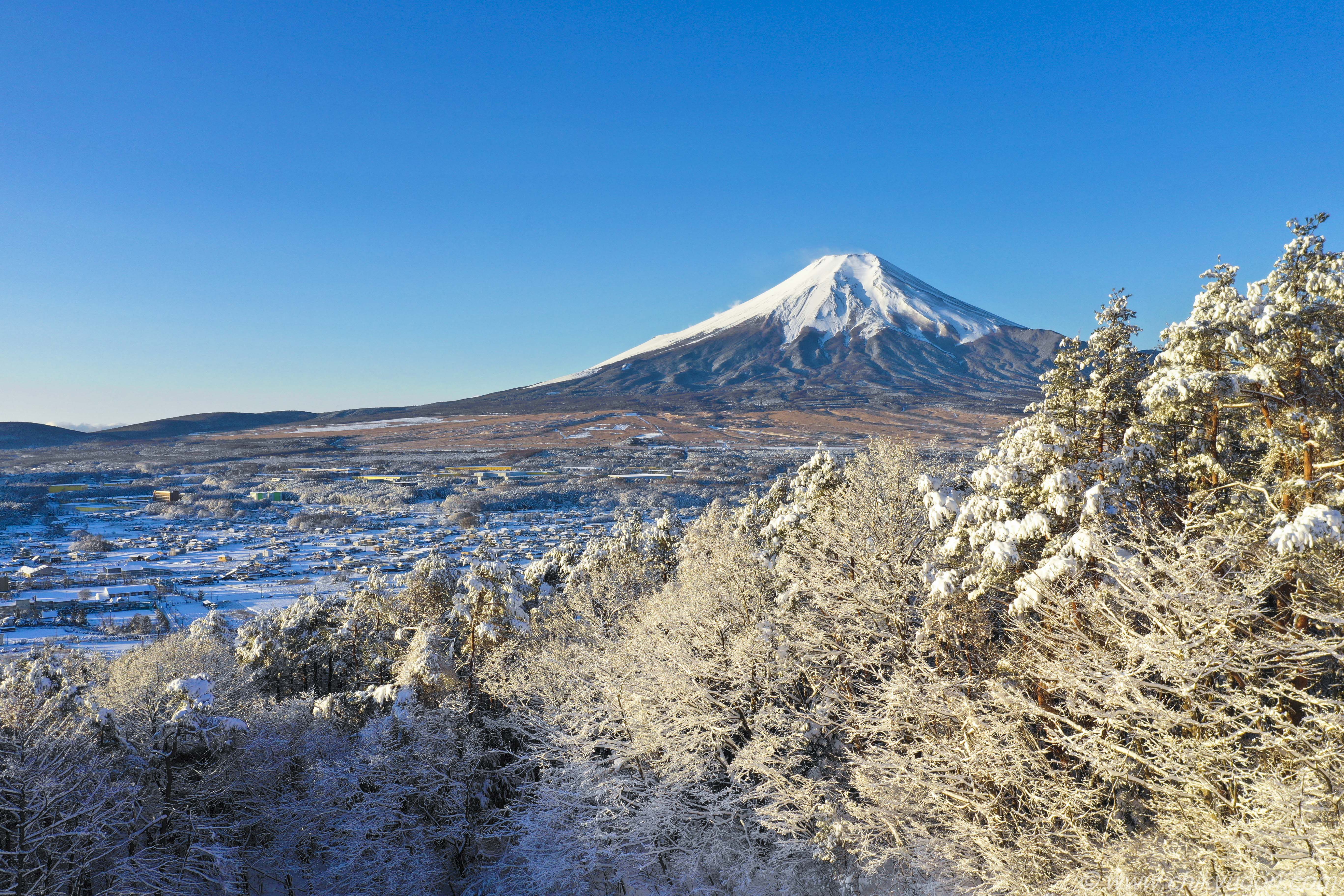 高座山中腹からの雪景色の富士山（Nikon D850,DJI Mavic2Pro ドローン