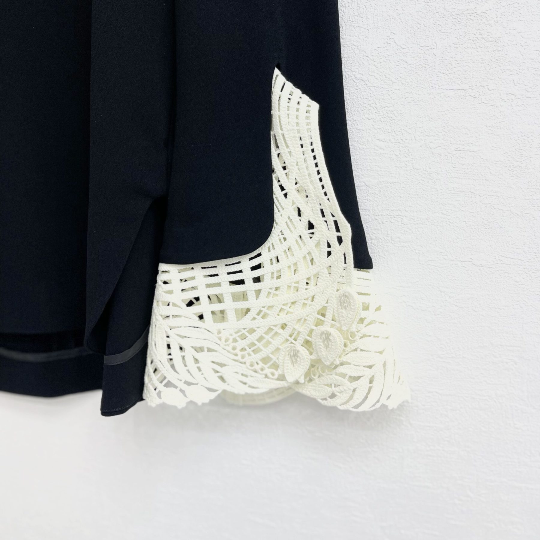 Mame KurogouchiのEmbroidered Cuff Topコード刺繍のブラウスと言えば