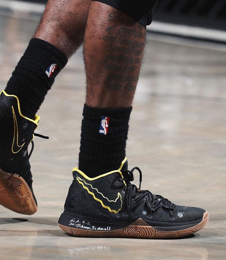 カイリーが未発売のナイキ カイリー5 “スポンジ・ボブ” ブラックカラー