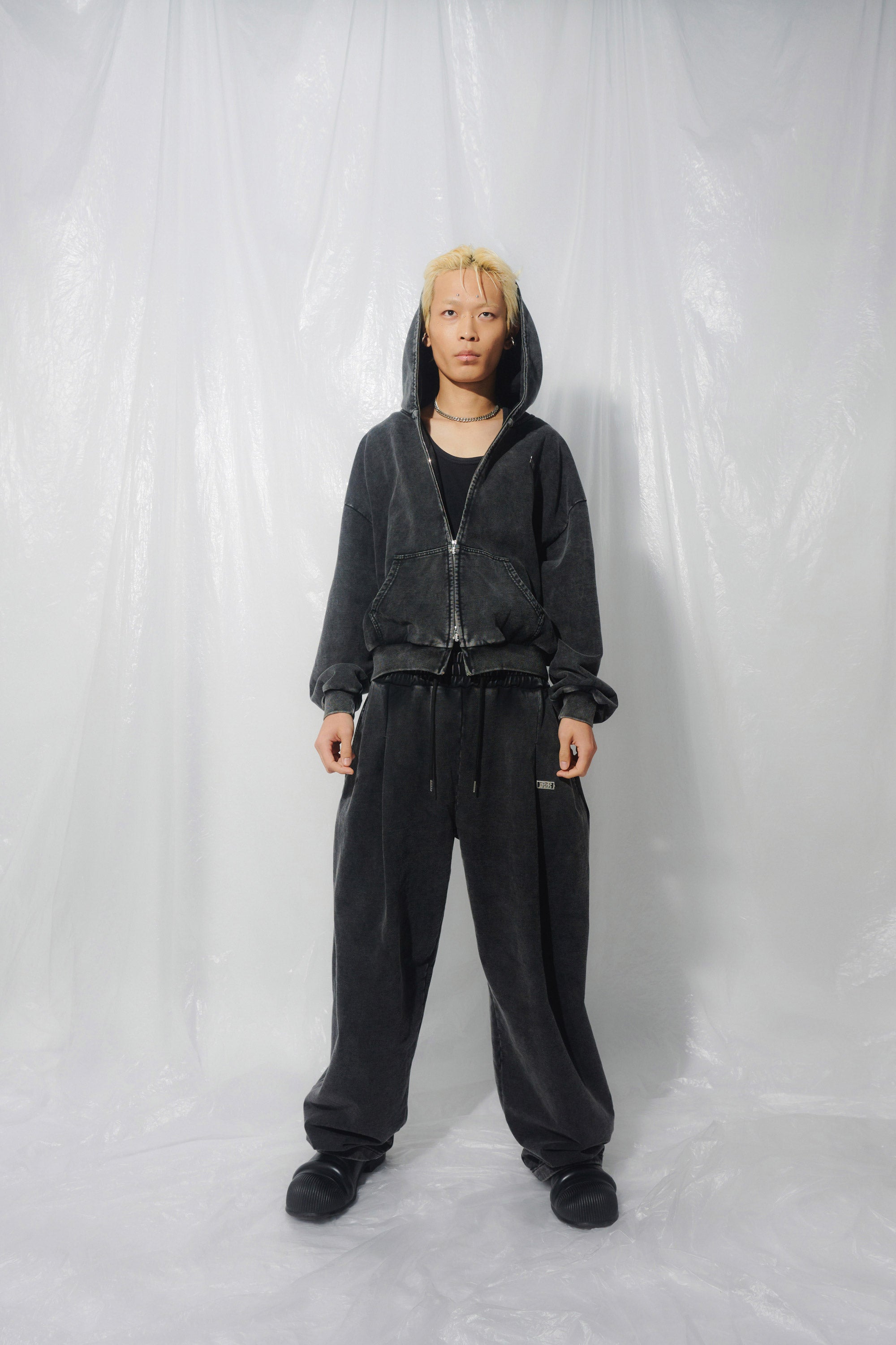 SYMBOL LOGO ZIP HOODIE black – 1818