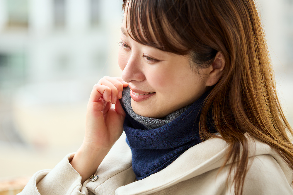 バイカラー》なめらか極細毛、すっきり軽い着け心地の「カシミヤネック