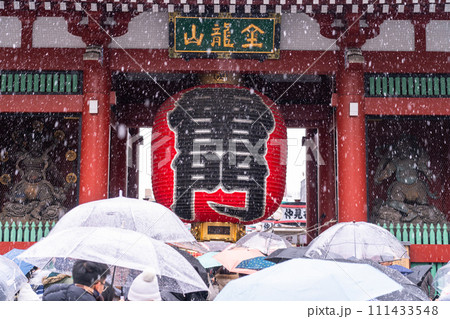 東京都》雪景色の浅草雷門・2024年2月5日東京の大雪の写真素材