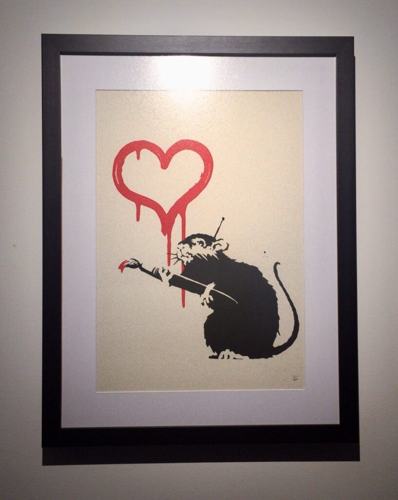 バンクシー作品「Love Rat」の意味と解説 | The Art of Banksy
