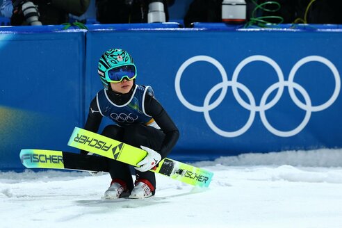 スキージャンプ】伊藤有希 金メダル逃した本命ニカ・プレブツと抱擁