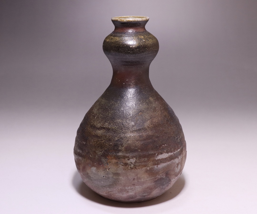 伊勢崎 満 作 「備前耳付水指」 ～備前焼専門卸小売店 川口陶楽苑～