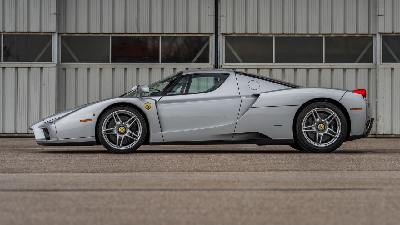 販売中：日本から出品されたフェラーリ エンツォは希少カラーで走行