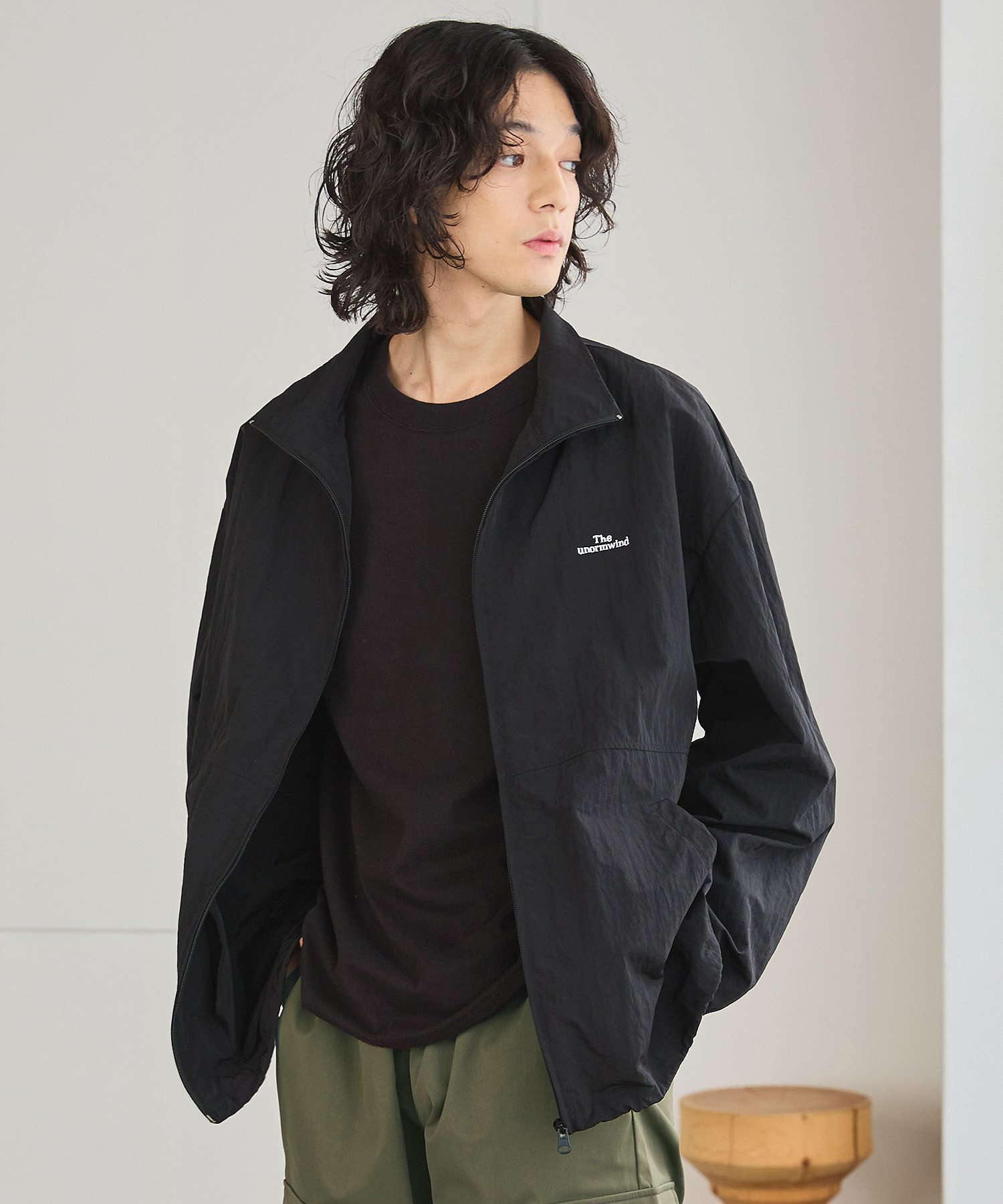 THE CASUAL｜刺繍ロゴワッシャーナイロンジップアップハイネック