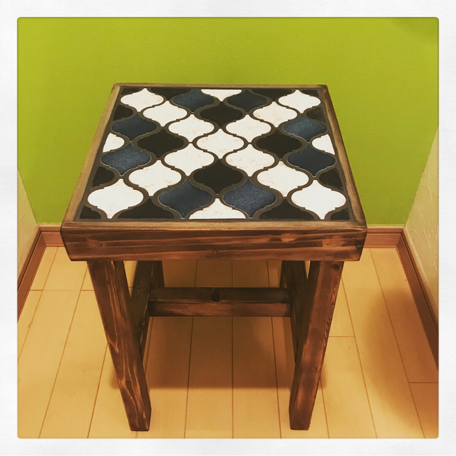 サイドテーブルにもなるタイル張りスツールランタン クロスミックス