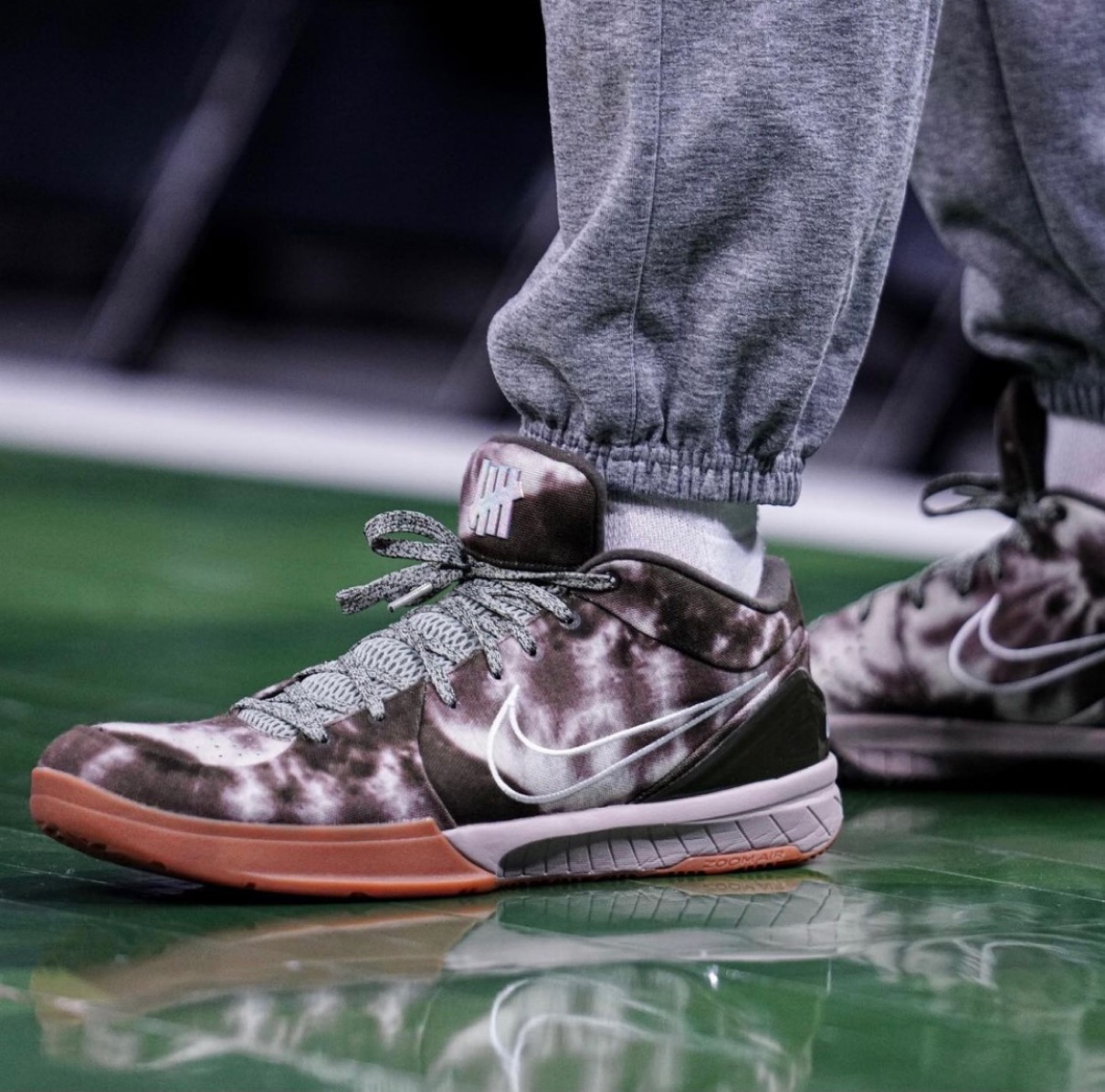 Nike × UNDEFEATED】Devin Bookerが未発表Kobe 4 Protro “Olive”を着用