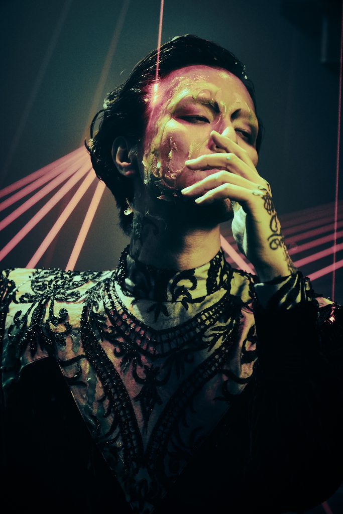 DIR EN GREY・薫、2年振りの新作個展「クリム&ゾン パネル展」東京