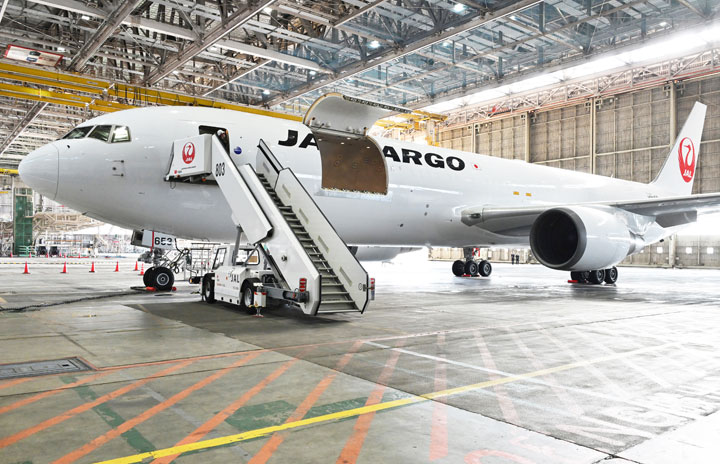 JAL、13年ぶり貨物機公開 767転用、DHLと東アジア協業