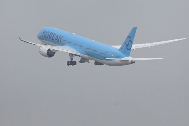 大韓航空、初の新塗装787-10就航 雨の成田に初便