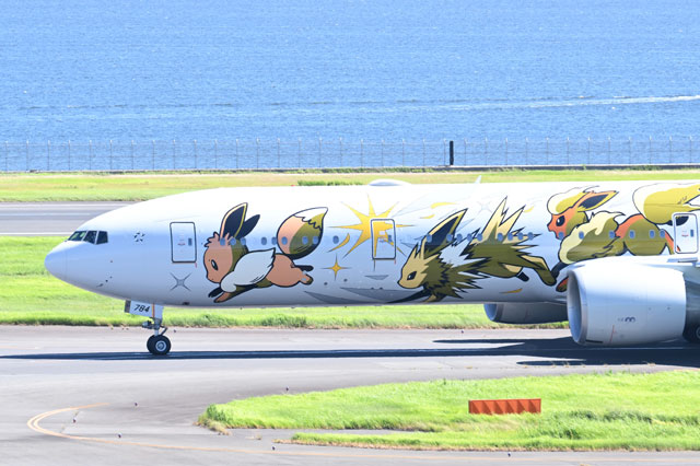 ANA、ポケモン「イーブイジェット」1日遅れで就航 個室ビジネスの777-300ER