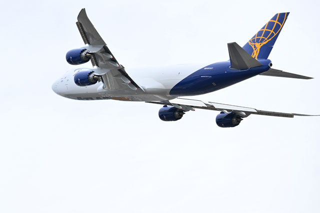 最後のジャンボ、シアトル離陸し”747″描く 放水アーチで門出祝う