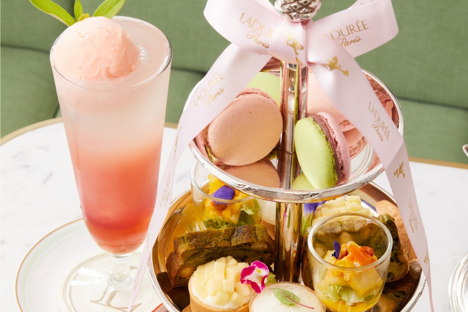 ラデュレ“白桃”マカロンやローズを飾ったピーチタルト - アフタヌーン