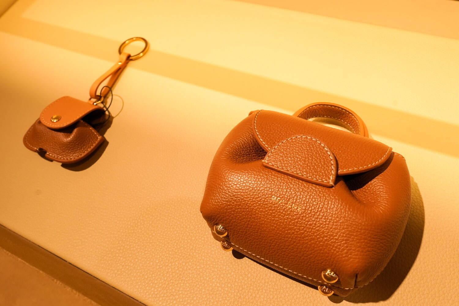 ポレーヌ定番＆24年新作バッグ、“乗馬用馬具”着想ハーフムーン型