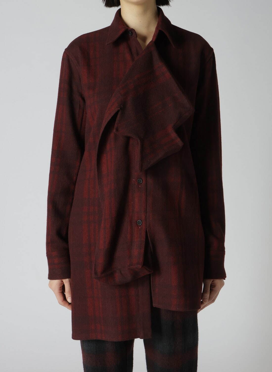 ヨウジヤマモトのチェック柄ウェア、“箱型”装飾つきジャケットや