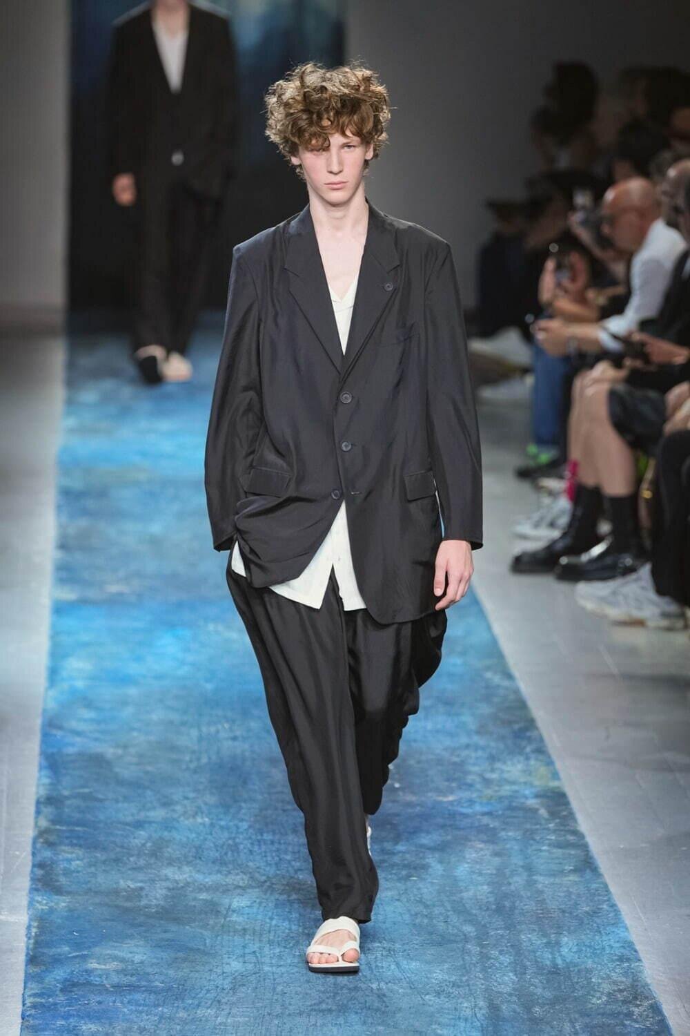 ヨウジヤマモト プールオム、軽やかなシルクのブラックスーツや万華鏡