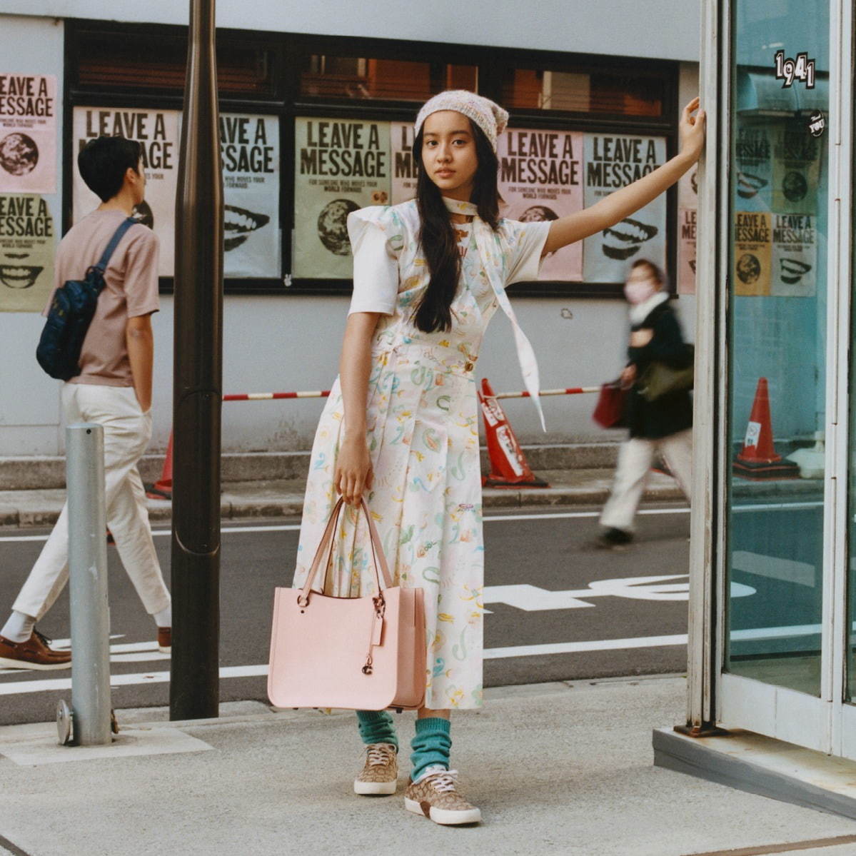 コーチの新作バッグ「タイラー」“C”ロゴチャーム付きトート、全5色の