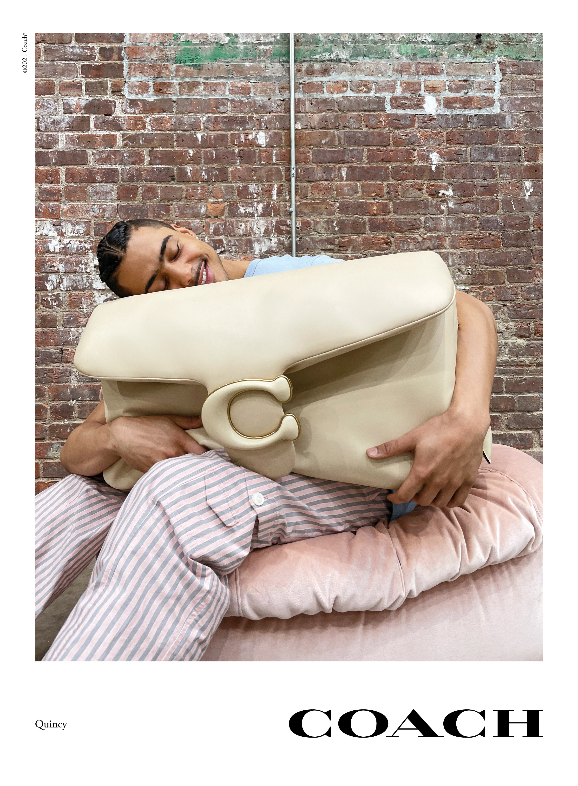 コーチが新作バッグ「ピロー タビー」発売、枕のようなシルエット