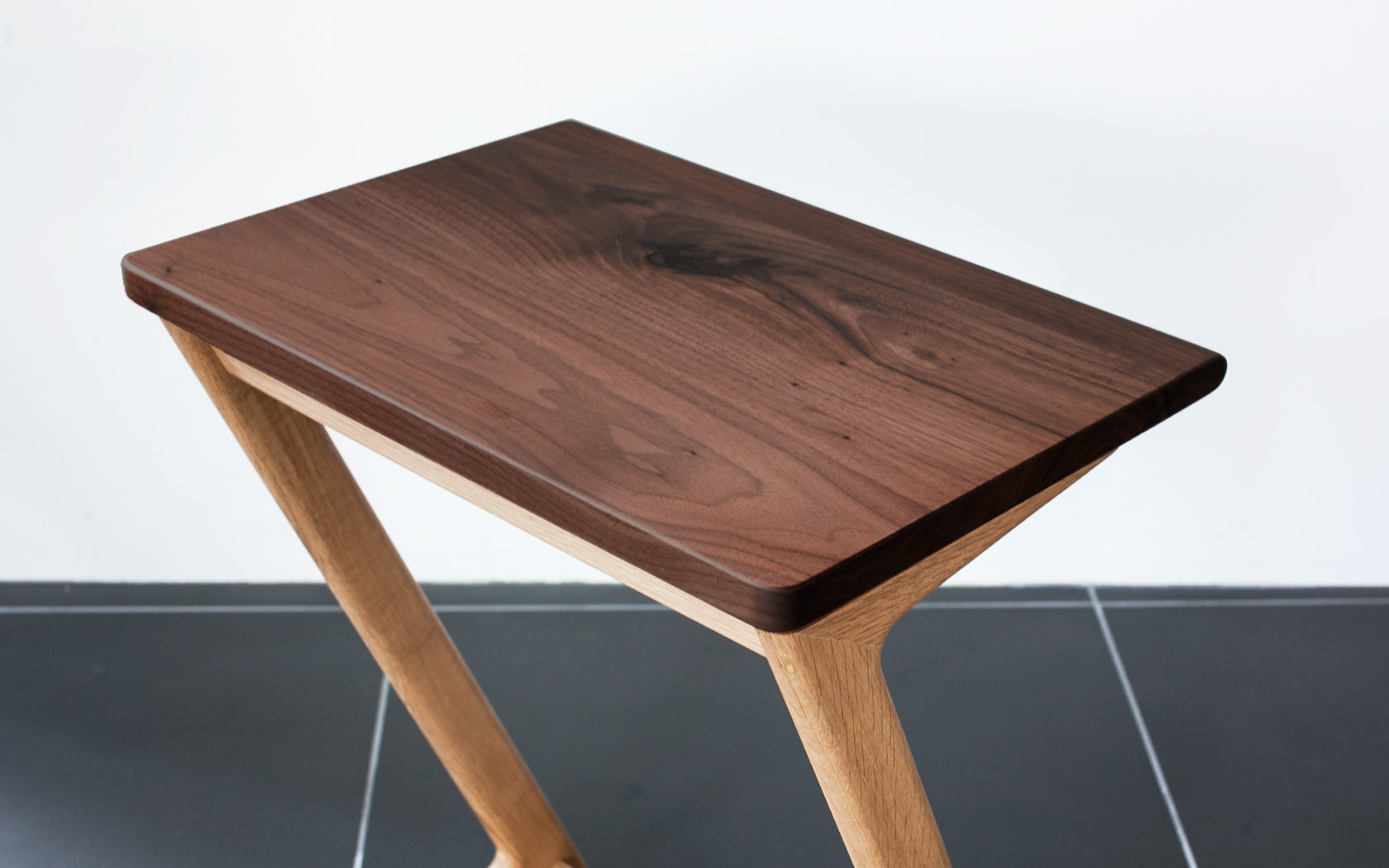 Z字のスマートなフォルムのZEDサイドテーブル | ソファ専門店FLANNEL SOFA