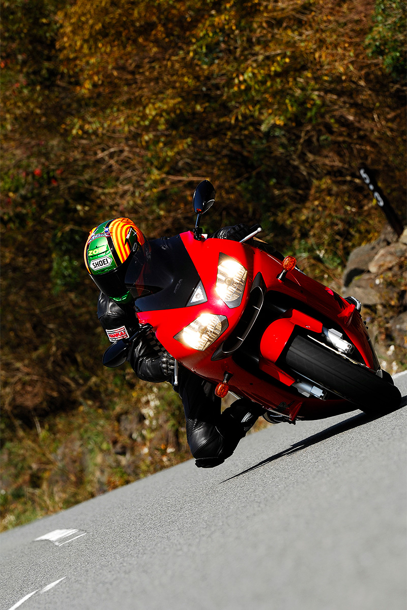 過激なパワーと加速力。艦の称号がここにある／ZX-12R(2002) | 試乗