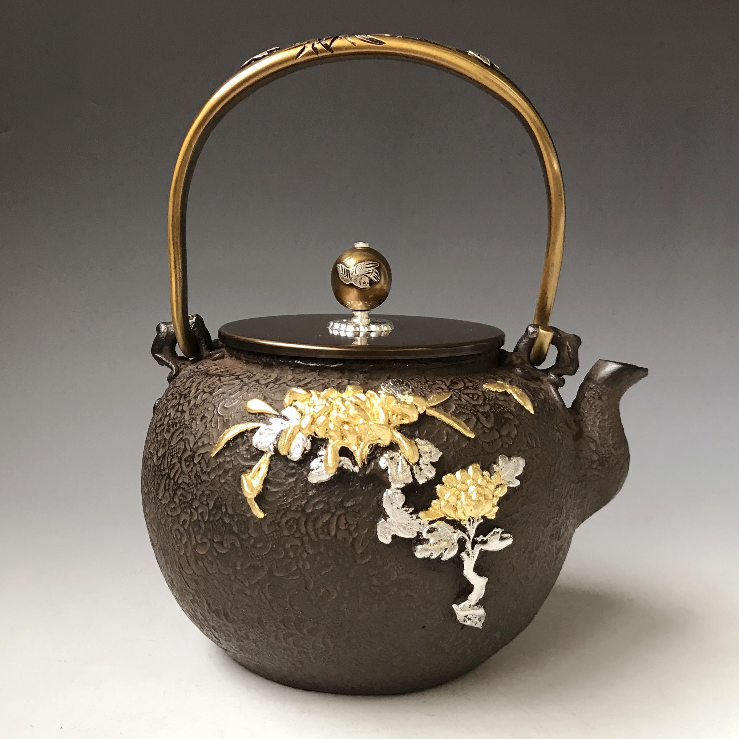 tb187 亀文堂写 菊地紋鉄瓶 本体に金銀貼り 弦・摘みに銀象嵌入り 座