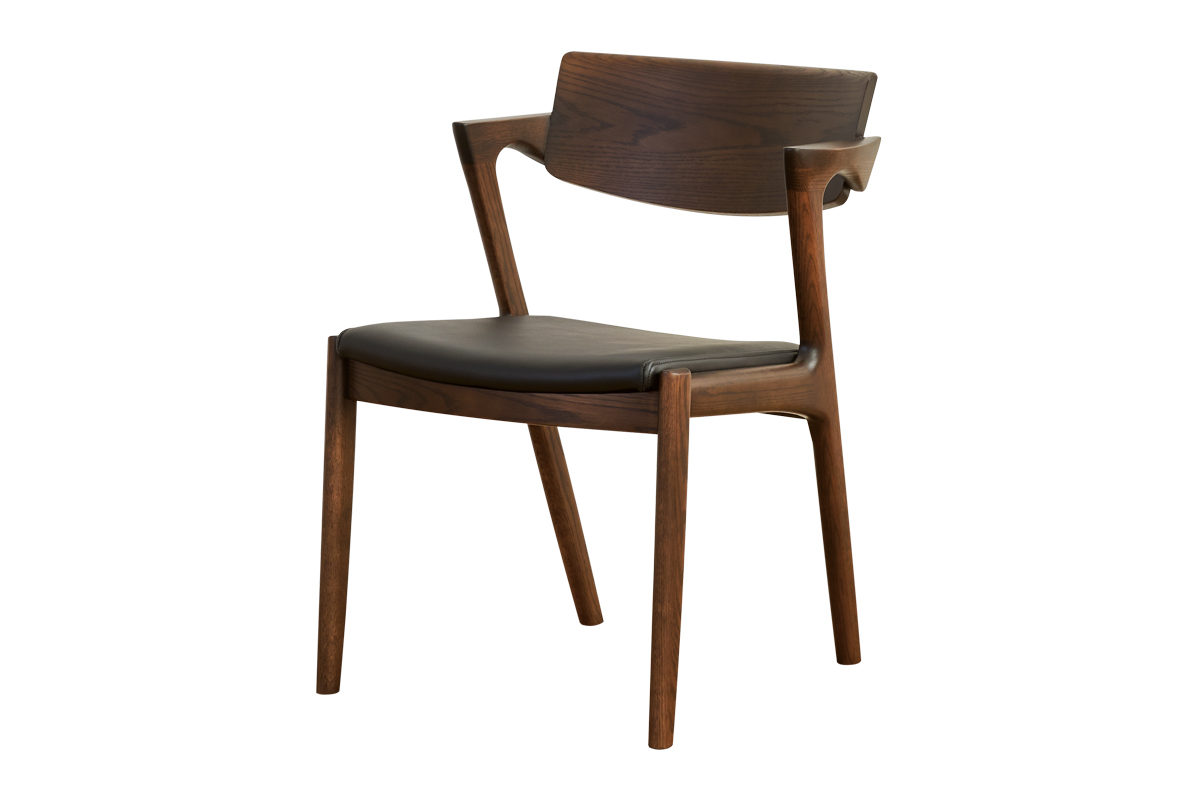 出入りしやすい機能的な肘形状｜No.8250ダイニングチェア｜製品一覧