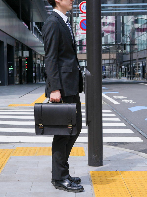 クラシックな2本ベルトの2wayブリーフケース / 革鞄のHERZ(ヘルツ)公式通販