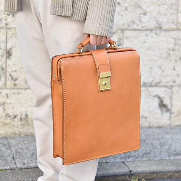 クラシックな縦型デザインで2way仕様の本革ダレスバッグ / 革鞄のHERZ
