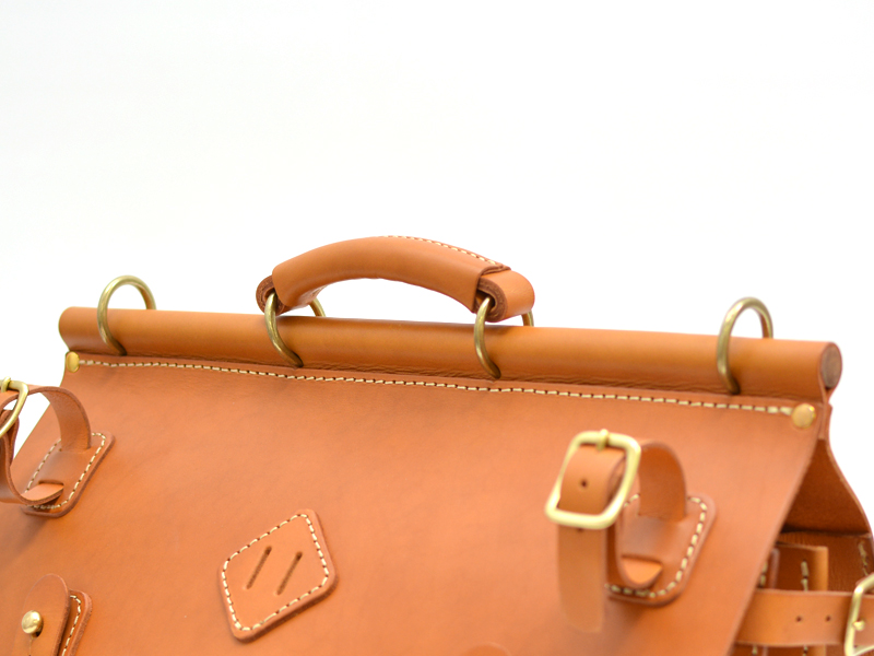 大人の男性に寄り添うクラシックな本革トリップバッグ / 革鞄のHERZ