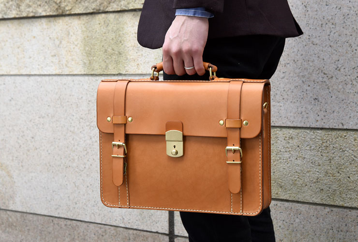 安心の3点留めで書類を運ぶ本革の2wayブリーフケース / 革鞄のHERZ