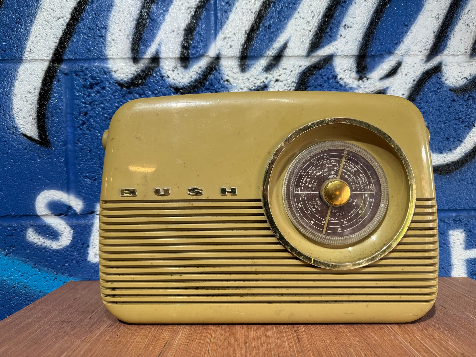 VINTAGE 1960'S BUSH TR82 CREAM LEATHER NON WORKING PORTABLE RADIO