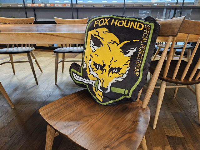 メタルギア』スネーク潜入中？ダンボールが“ぶるぶる”震えるぬいぐるみ