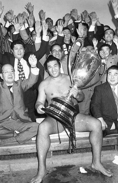 大相撲の元大関魁傑で、日本相撲協会の理事長を務…：追悼・元放駒親方