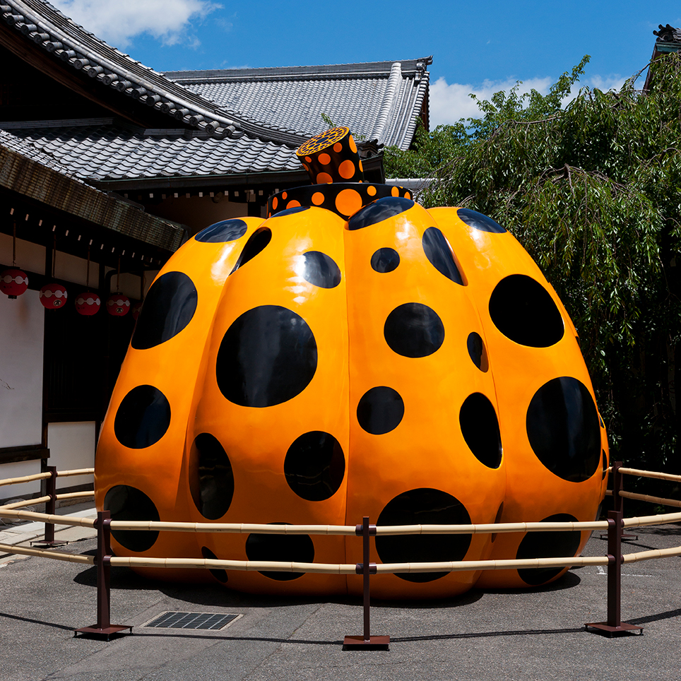 花街の伝統的文化財が草間彌生の「水玉模様」で彩られる