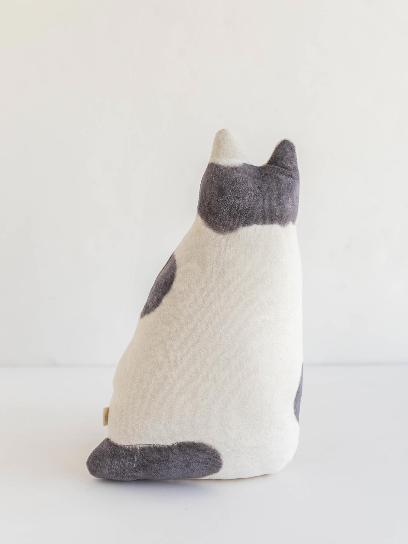 Tomotake ネコのクッション｜オブジェ・ぬいぐるみ｜オルネ ド