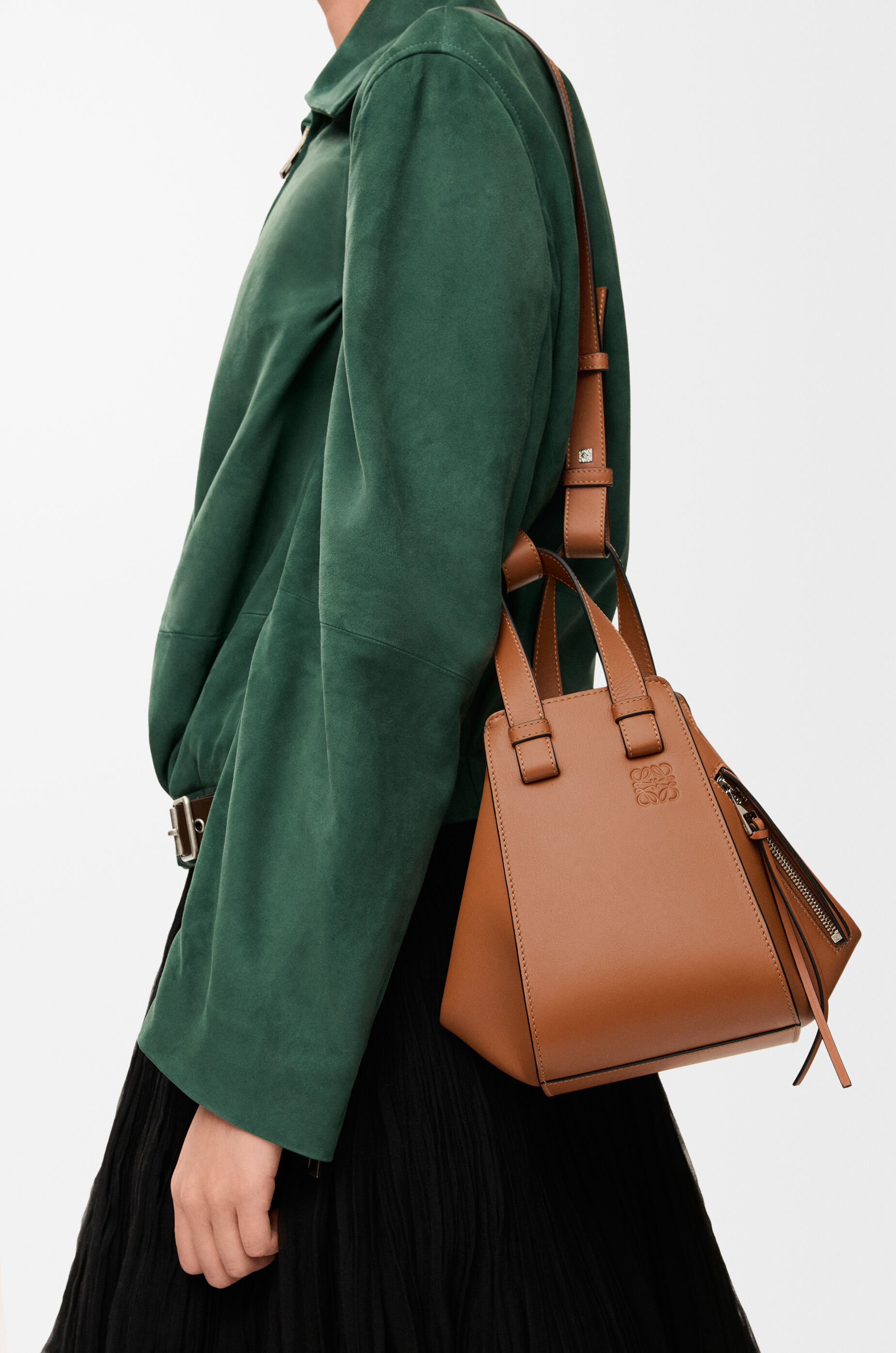 ハンモックバッグ コンパクト（クラシックカーフ） ブラウン - LOEWE