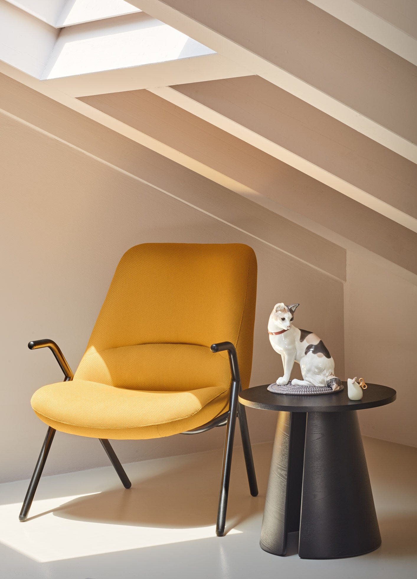 ネコとおもちゃ | リヤドロ公式オンライン