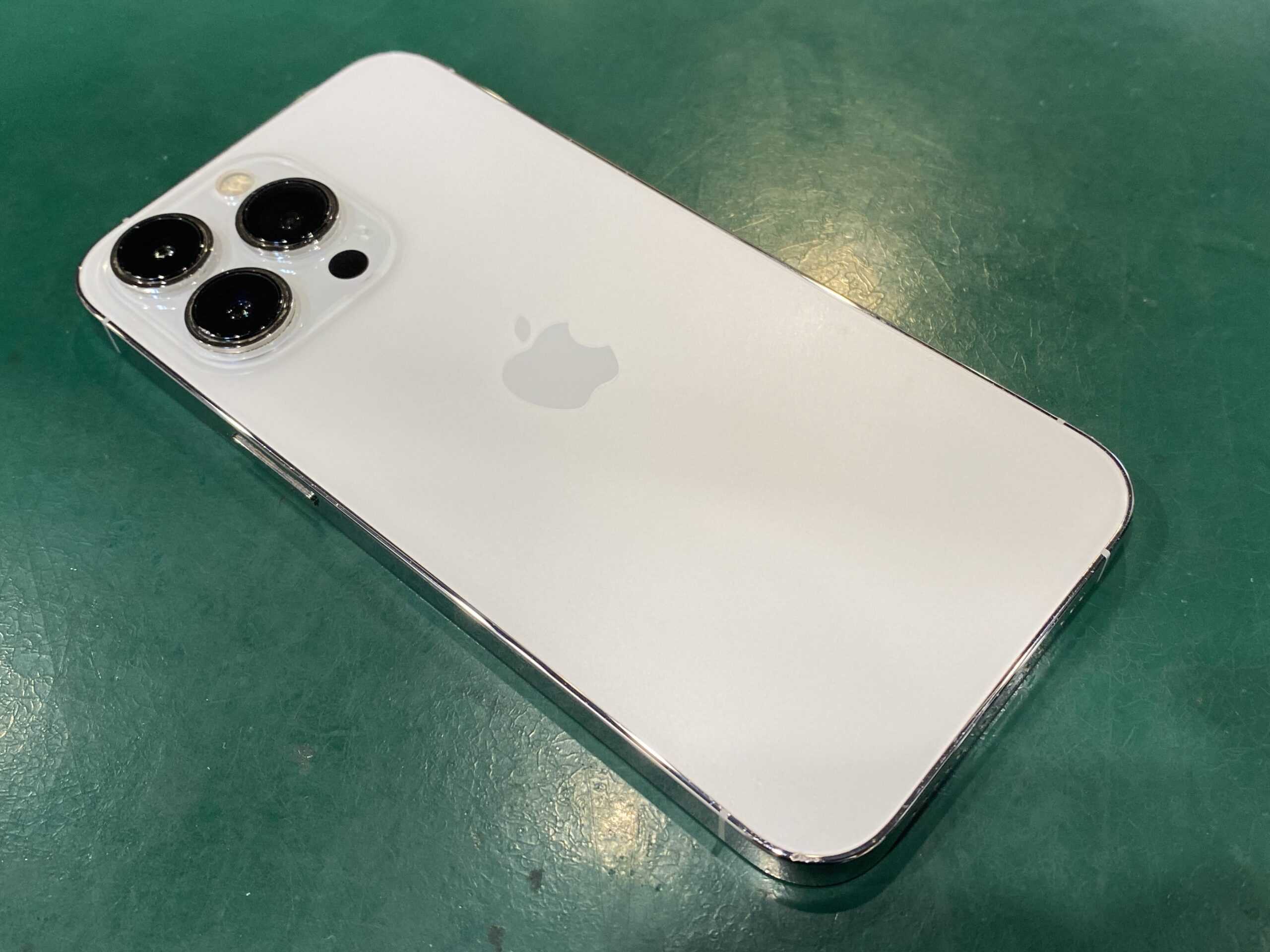 カメラに黒いシミがあるiPhone 13 Pro (アイフォン)を買取いたしました