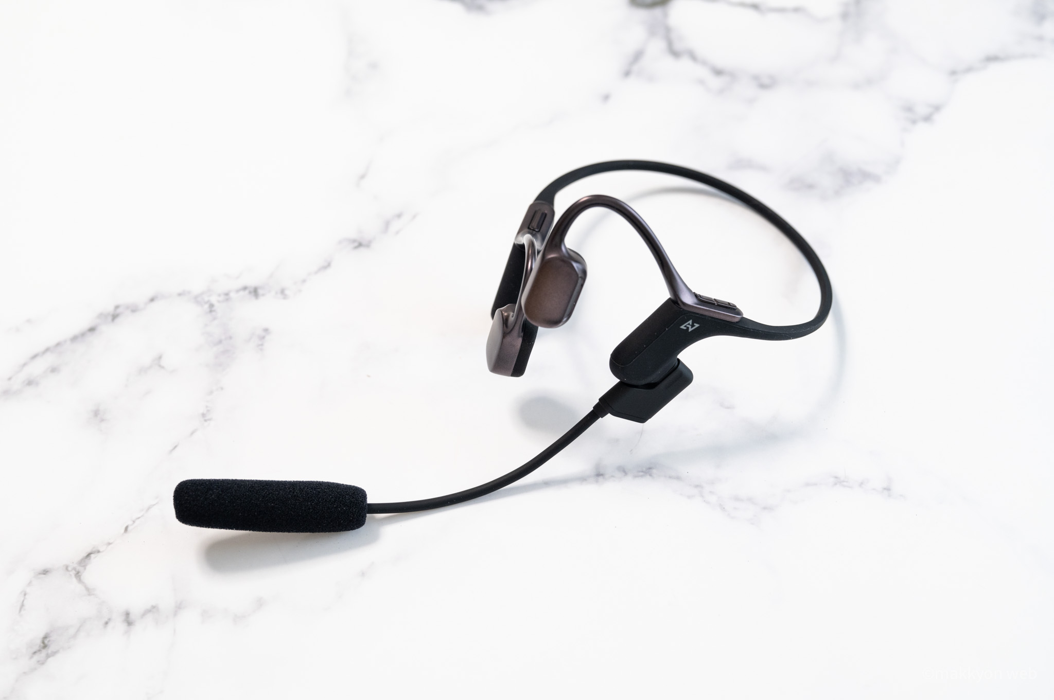 取り外せるブームマイク！骨伝導とBAドライバーで高音質を実現した