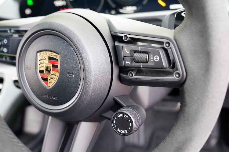 ポルシェ初の電気自動車「タイカン ターボ」を運転してみた！【M.E.