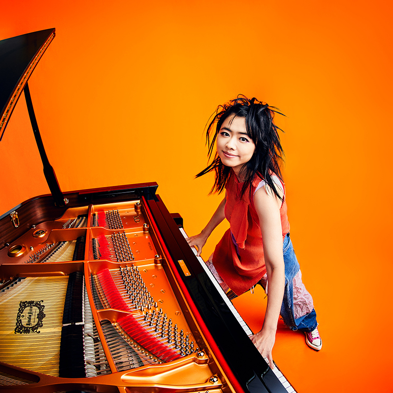 上原ひろみ、Hiromi's Sonicwonder新作『OUT THERE』発売。収録曲「Yes