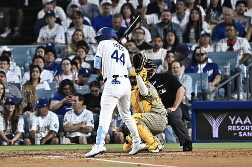 ドジャースのパヘスが左肩付近への死球受けて球場内は大ブーイング