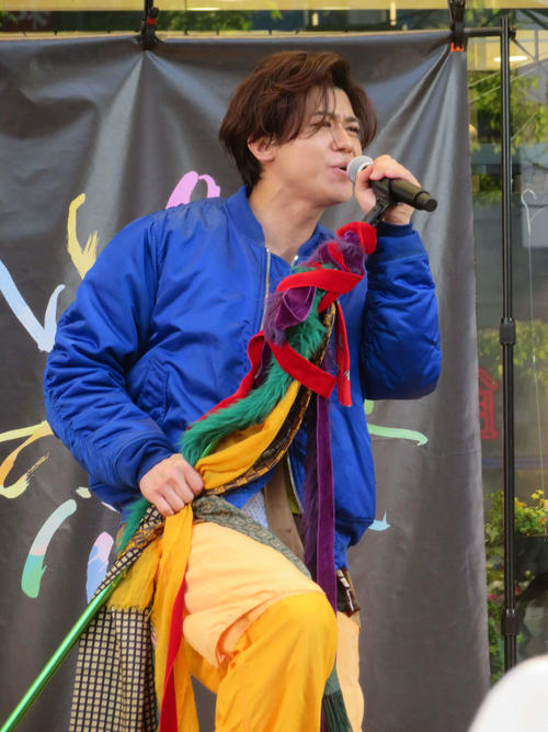 新浜レオン新曲木梨＆所タッグ第2弾「炎のkiss」は西城秀樹ばりマイク